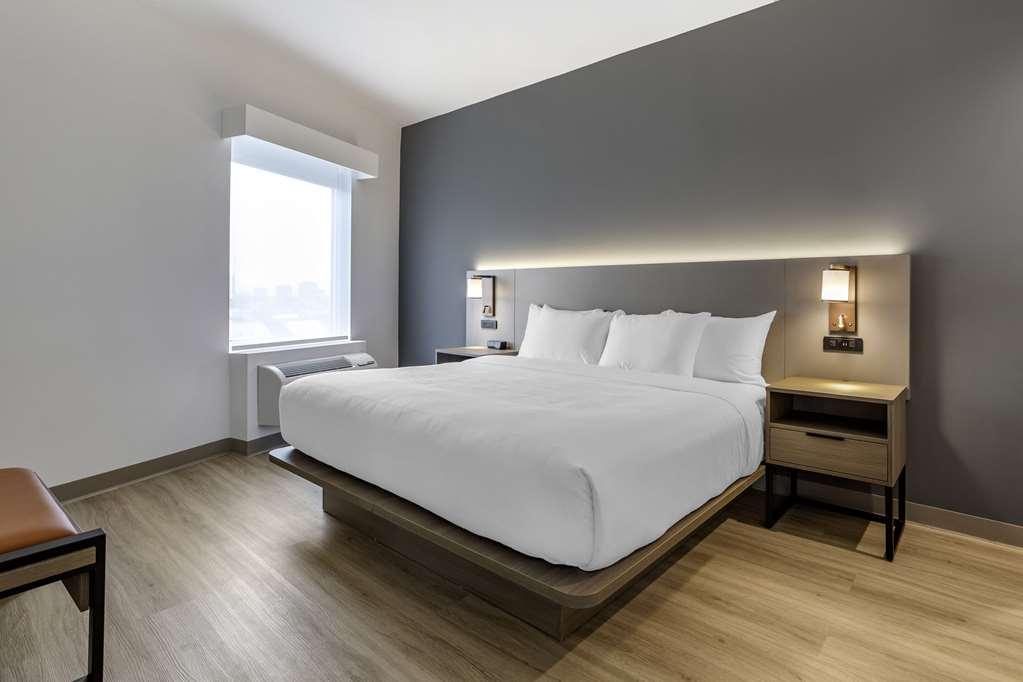 Comfort Inn & Suites Newark Liberty International Airport Room photo