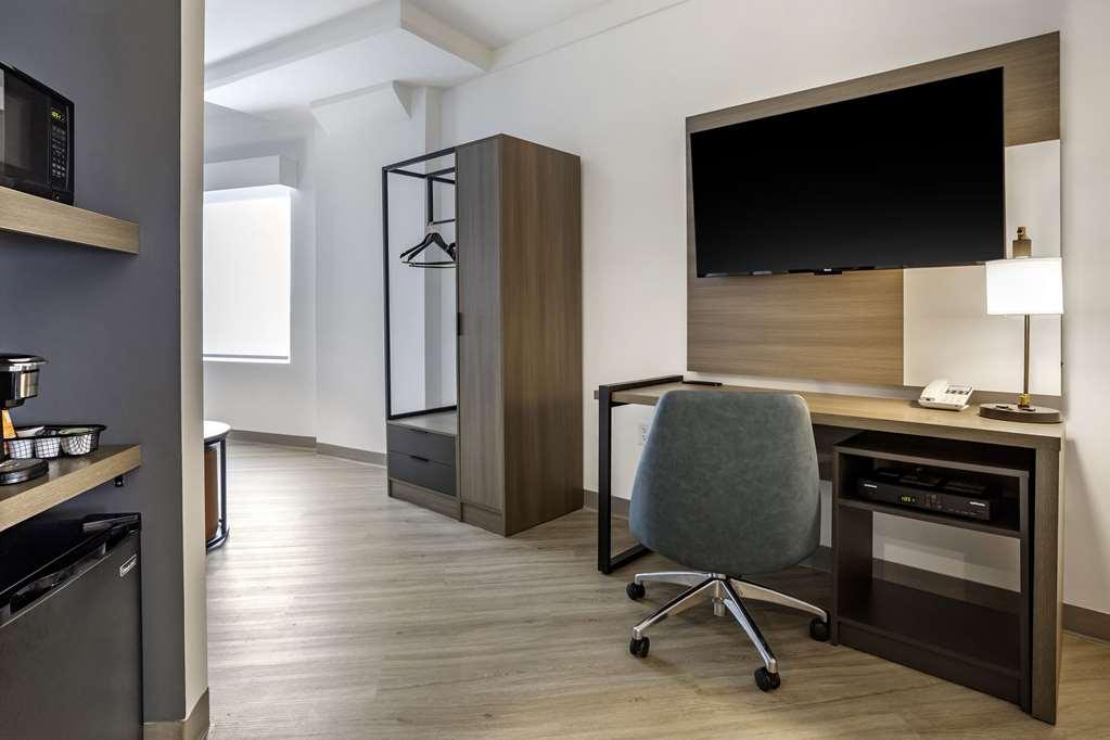 Comfort Inn & Suites Newark Liberty International Airport Room photo
