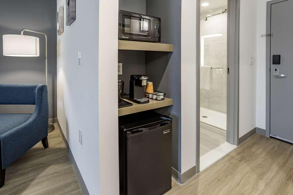 Comfort Inn & Suites Newark Liberty International Airport Room photo