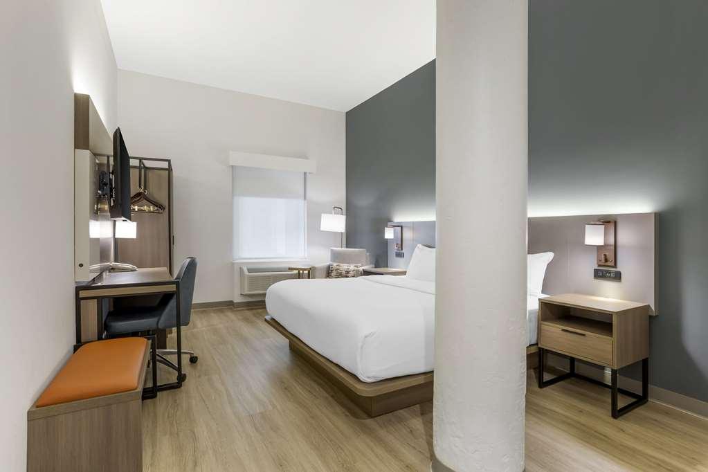 Comfort Inn & Suites Newark Liberty International Airport Room photo